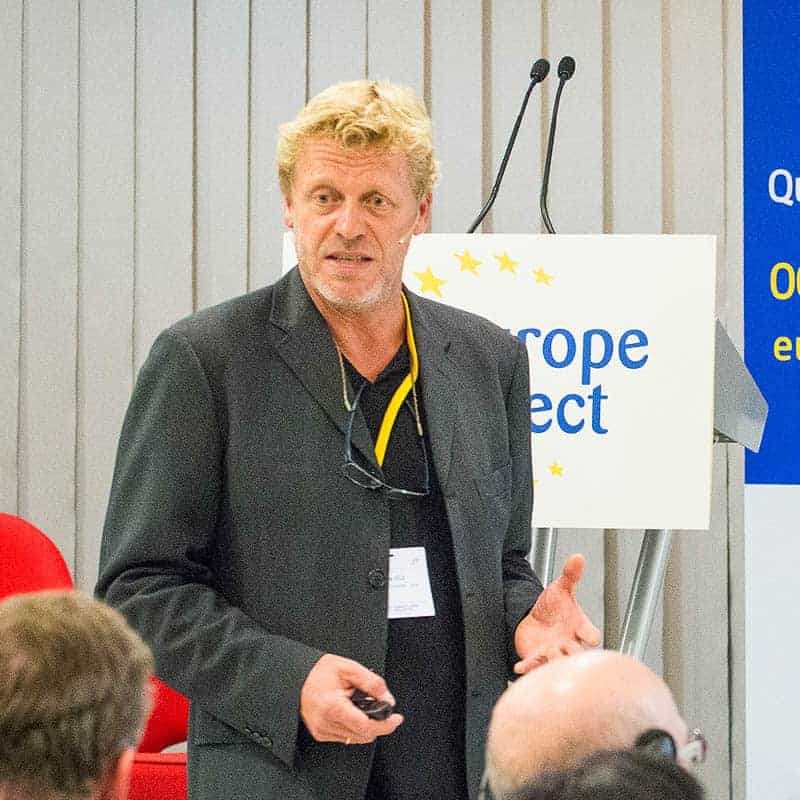 Philippe Félix delivering a communication training for Europe Direct
